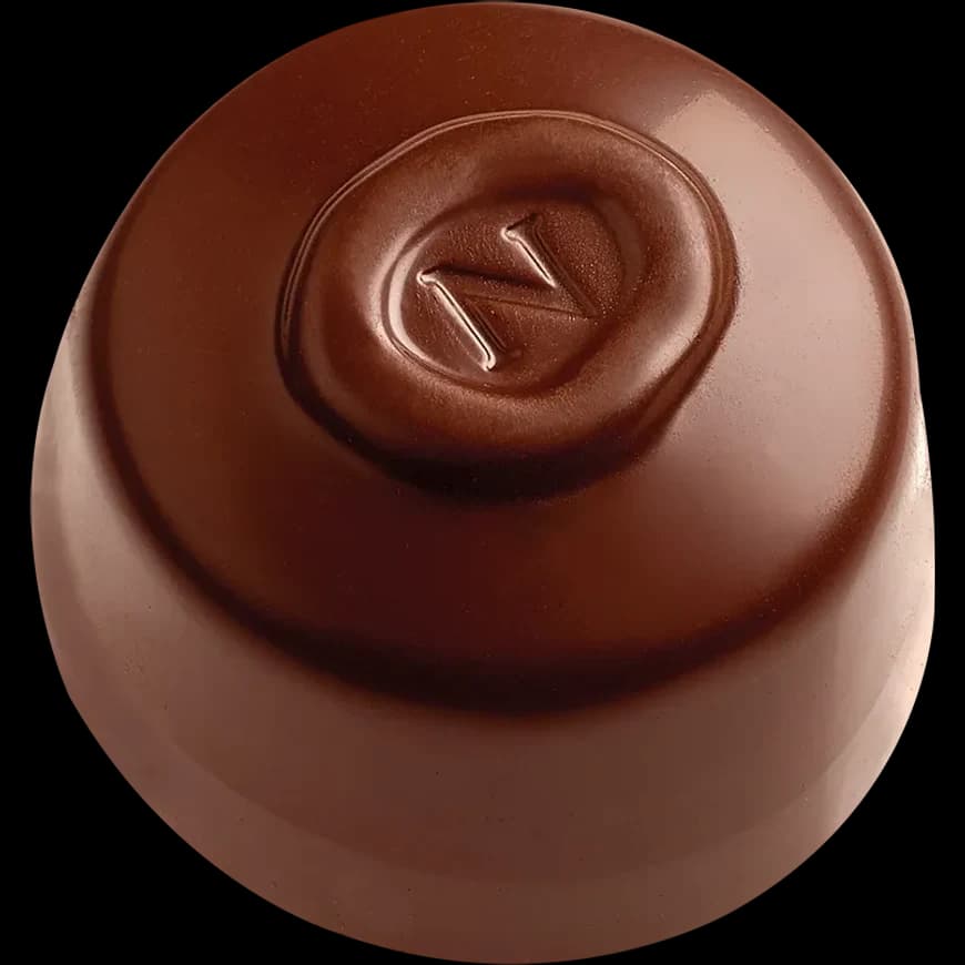 Dôme de chocolat au lait frappé d’un médaillon